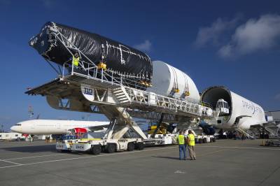 787 parts unloading.jpg